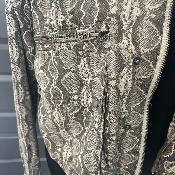 NWT Blank NYC Python Print Fabric Jacket. Stunning! Size M - Picture 3 of 8